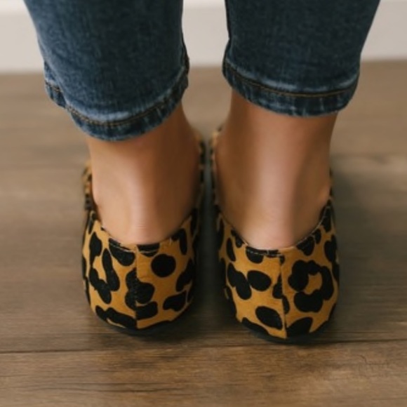 ! Restock! 😍Pointed toe leopard loafer - Picture 3 of 7